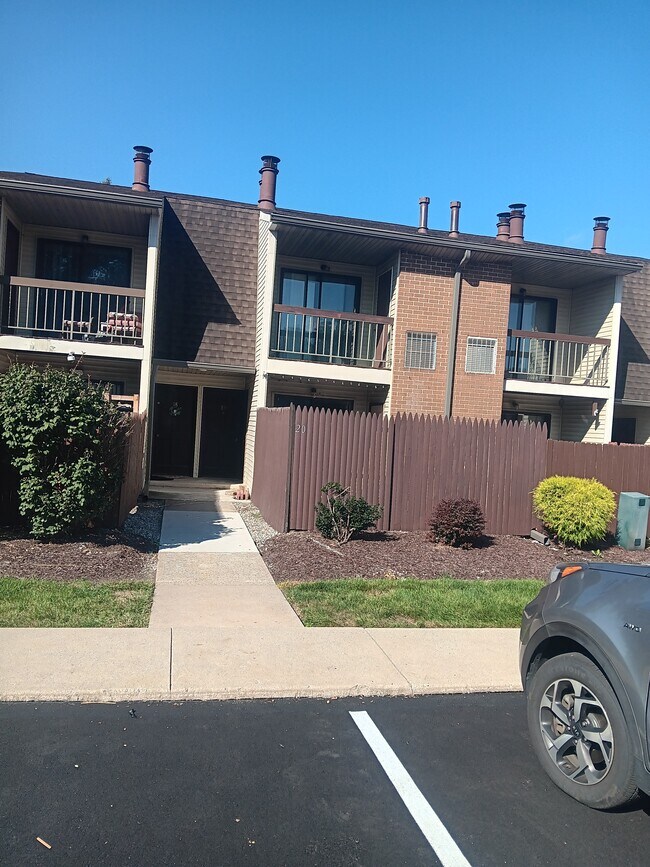 Front - 20 Lancaster Estates