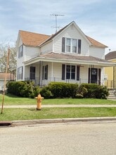Building Photo - 1102 Oakes St