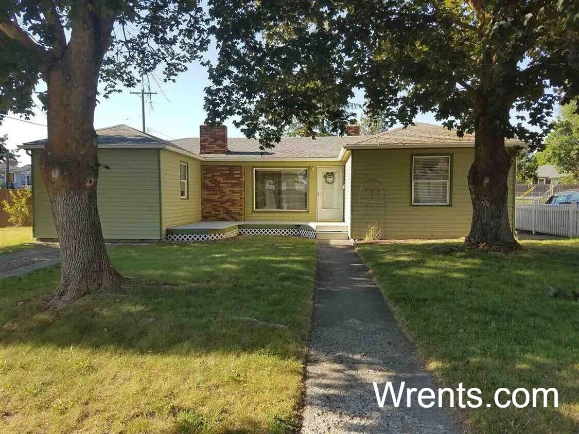 Foto principal - 3 Bedrooms | 1 Bathroom | Rancher with Lar...