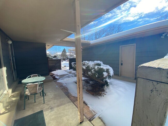 Building Photo - Cozy 3 Bedroom 2 Bathroom Home - Spacious ...