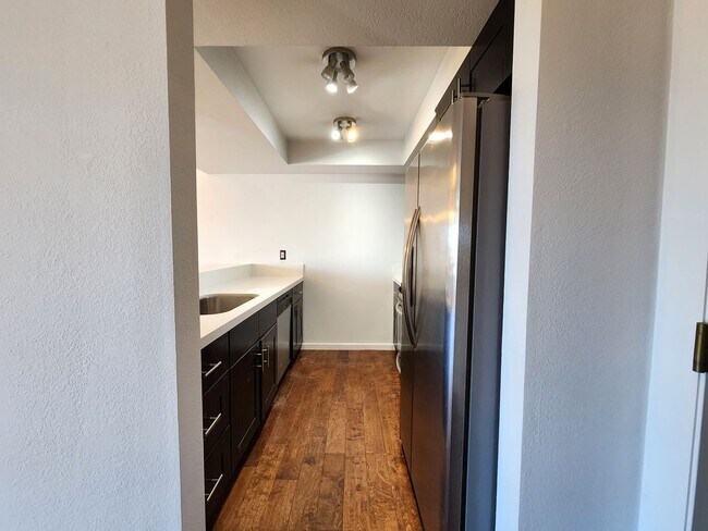 Foto del edificio - Beautifully Updated 1BR Condo with Stunnin...