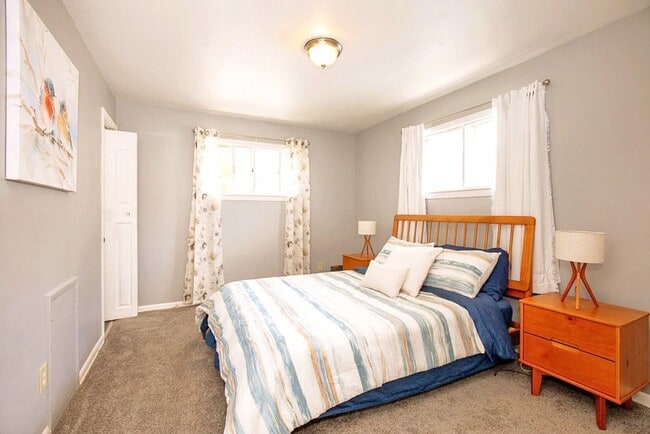 Building Photo - FULLY FURNISHED ACED 3 BED 1.5 BATH SINGLE FAMILY HOME IN BEAUTIFUL MAPLE HEIGHTS!