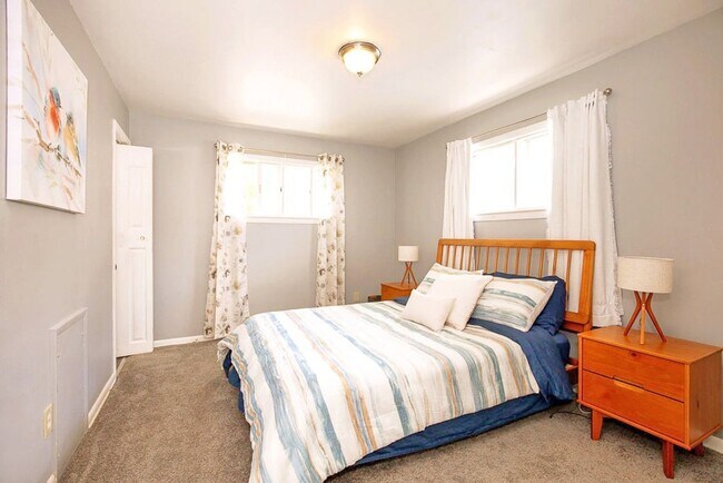 Foto del edificio - FULLY FURNISHED ACED 3 BED 1.5 BATH SINGLE...