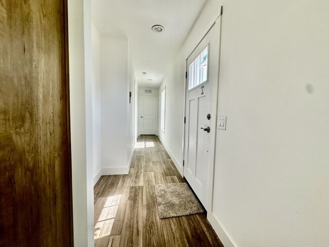 Building Photo - 29 Hartland St N