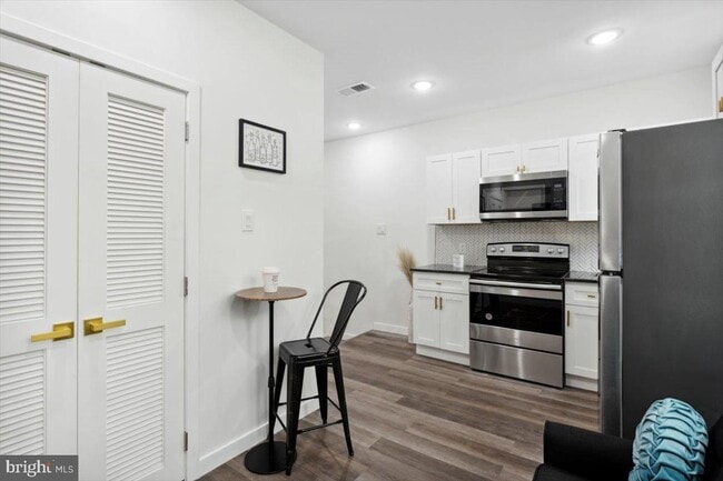 Building Photo - 403 W Coulter St