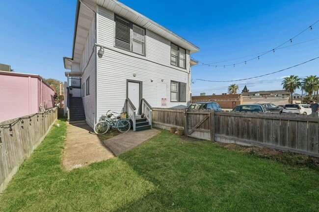 Building Photo - 2115 Broadway Avenue J