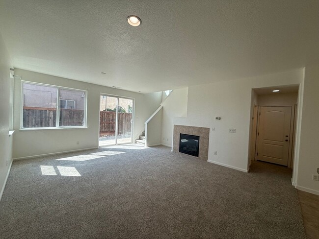Building Photo - 2-story 4bed 2.5bath home available in Nor...