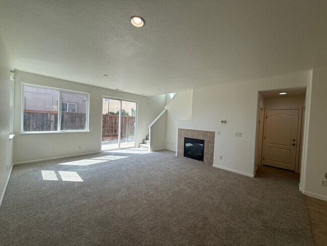 Foto del edificio - 2-story 4bed 2.5bath home available in Nor...