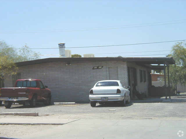 Building Photo - 602-610 E Lester St