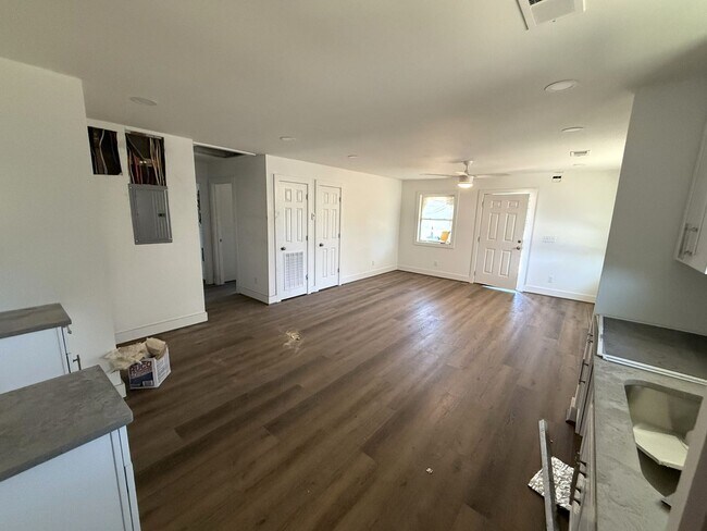 Foto del edificio - 2 bed, 1 bath, 1 level with large yard