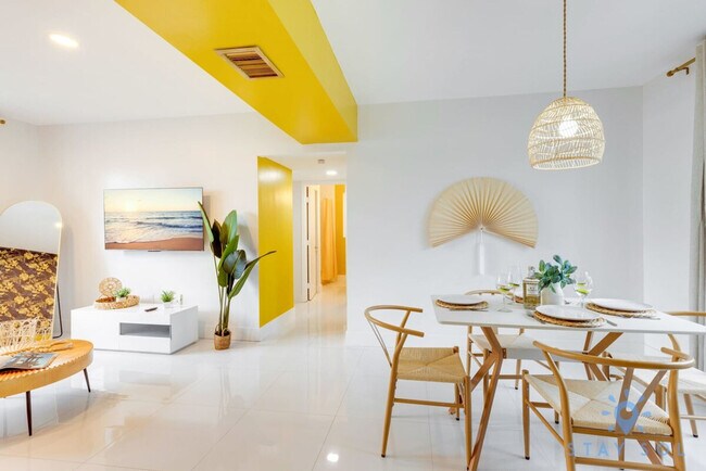 Building Photo - 809 S Ocean Dr