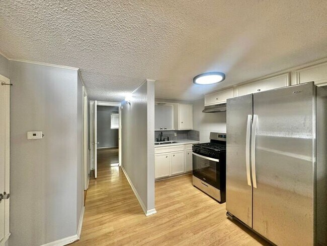 Foto del edificio - 1 Bed 1 Bath at Broadway Apartments! All B...