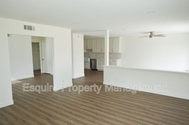 Foto del edificio - 5190 Laurel Park Dr