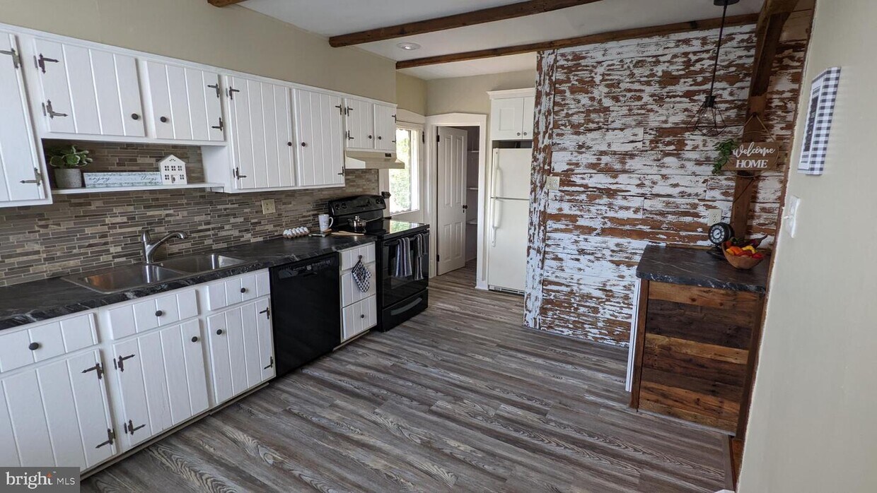 160 S Main St Unit B, Manheim, PA 17545 Apartment for Rent in Manheim