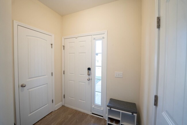 Foto del edificio - Available Now!