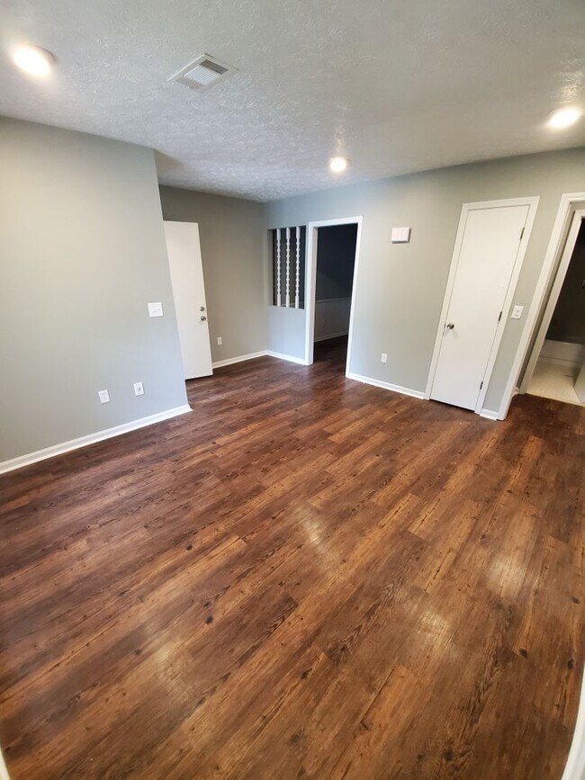 Foto del edificio - 2 Bed/1 Bath available in June!