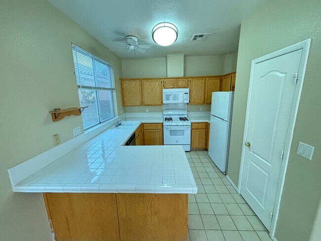 Foto del edificio - Gorgeous 3Bed/3Bath Home in the Gated Gree...