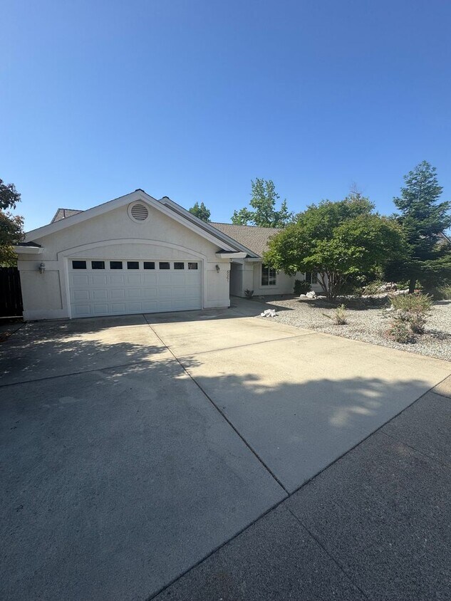 Foto principal - 4 BED/2 BATH IN REDDING IN THE WESTSIDE ES...