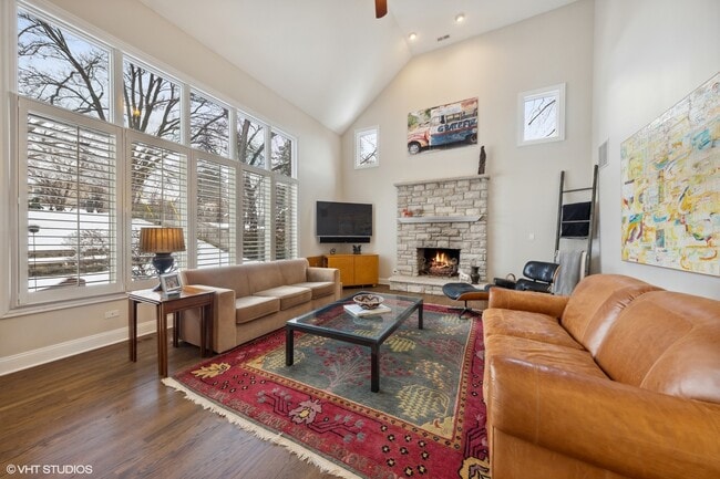 Foto del edificio - 613 Lakeside Dr