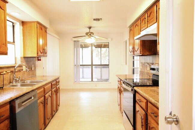 Foto del edificio - 711 Dickey Dr