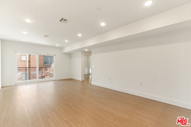 Building Photo - 837 S Harvard Blvd