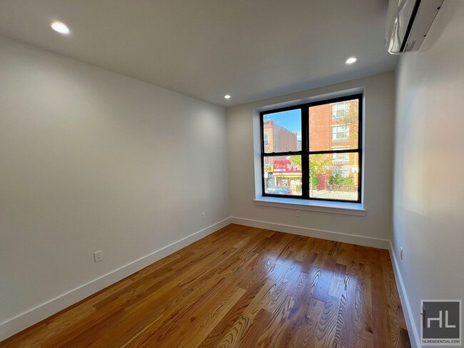 Building Photo - 3BR 2BA Sunny Renovated Floor-Thru In-Unit...