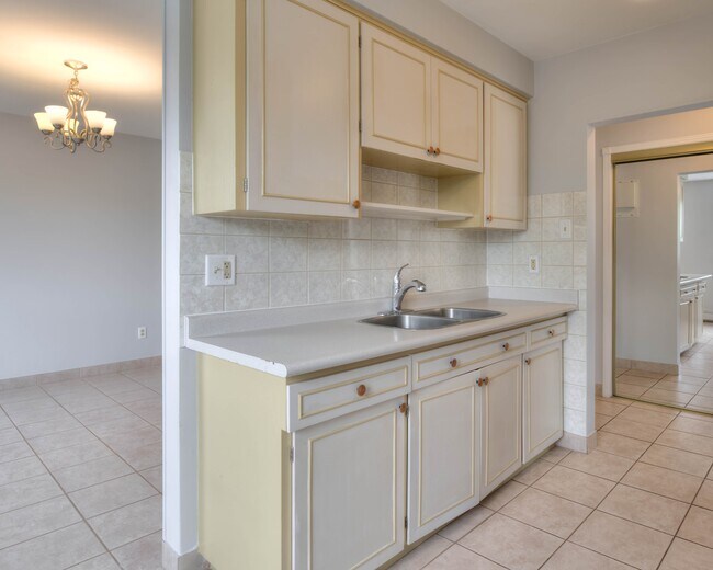 Building Photo - 371 Dale Crescent