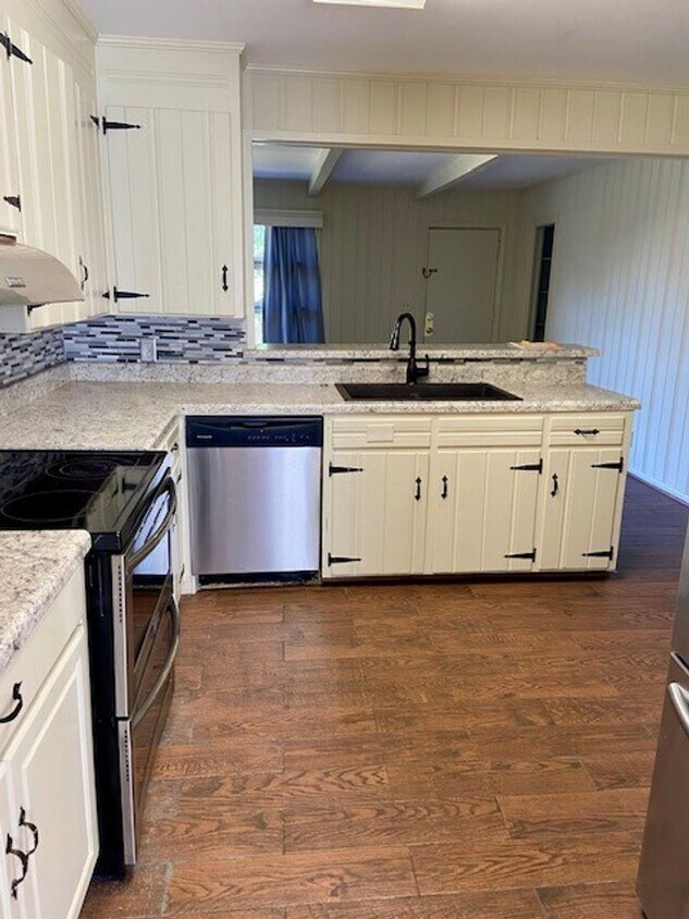 Foto del edificio - Cozy 3 Bed 2 Bath Available in June!