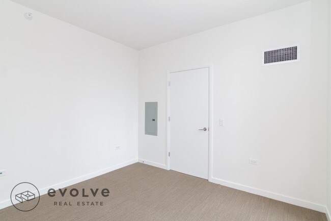 Foto del edificio - 805 N LaSalle Dr