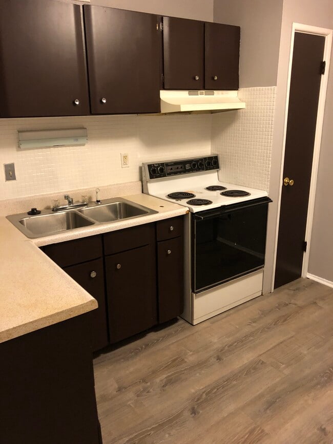 Kitchen - 428 Chambers Rd