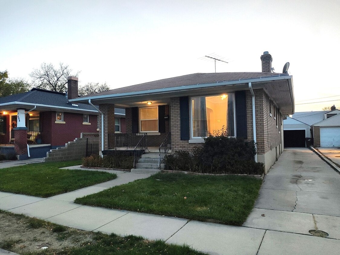 3 Bd 1 Ba Home with Hardwood Floors in Mid... - 3 BD. 1 BA. Granite Counters. Wood Floors