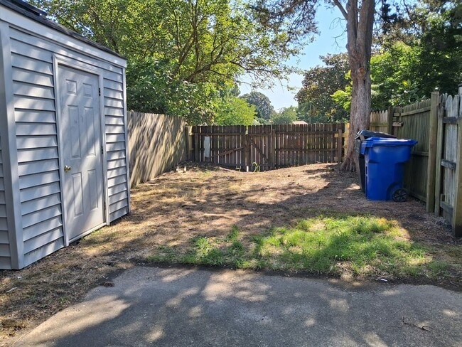 Building Photo - Charming 3BR Townhouse with Fenced Backyard and Community Pool