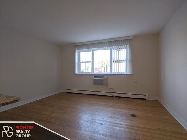 Building Photo - 643 W Wrightwood Ave