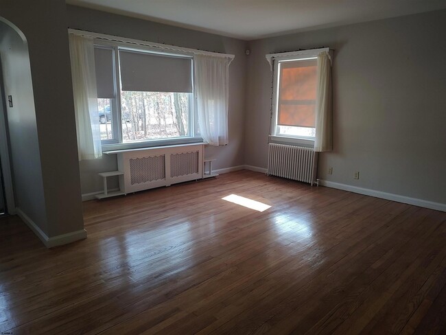 Building Photo - 3005 Fernwood Ave