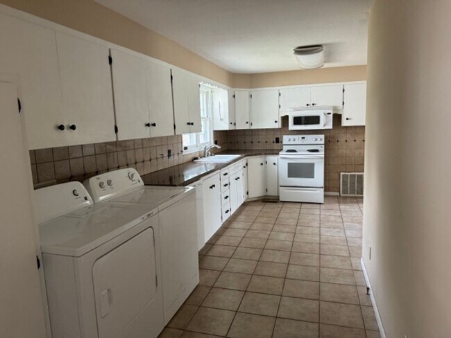 Building Photo - 3 Bedroom House w/2 Bath, 2 Car Garage, St...