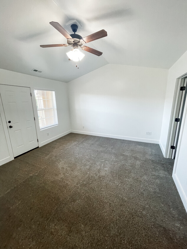 Master bedroom - 1574 N Venetian Way