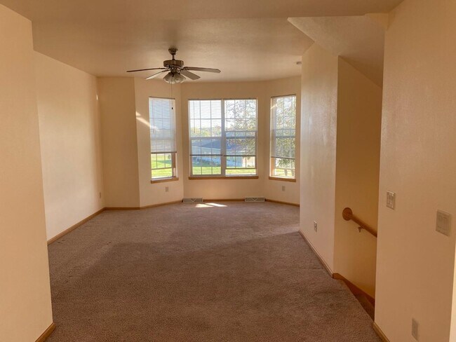 Building Photo - 807 Peace Ln