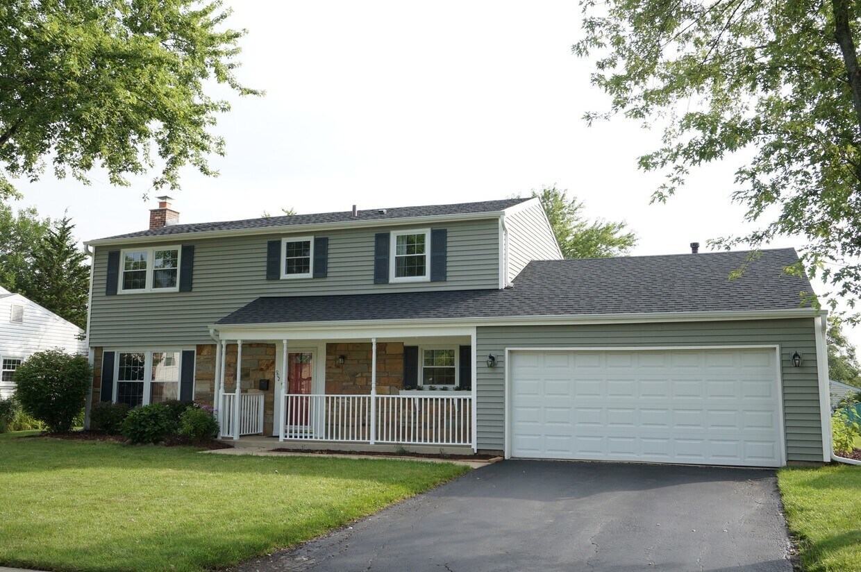 Primary Photo - 902 Roxbury Ln