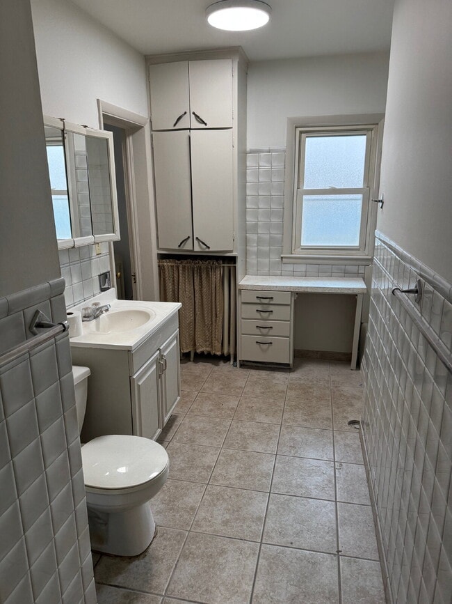 Building Photo - For Rent: 2-Bedroom Apartment | Downtown Hastings