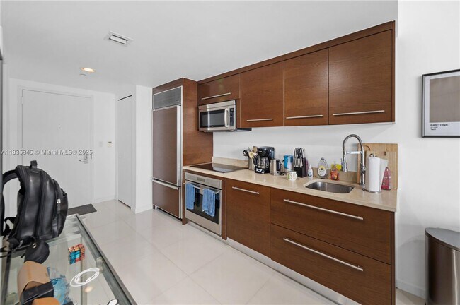 Building Photo - 495 Brickell Ave