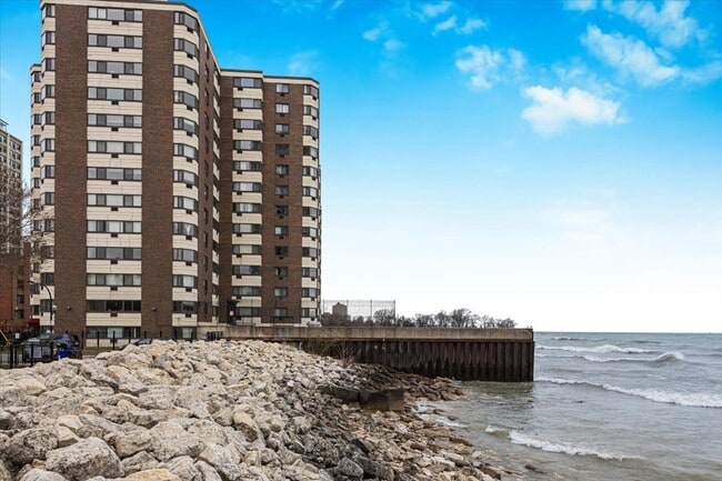 Building Photo - 7337 S South Shore Dr
