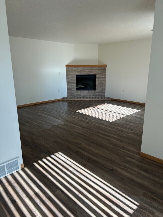 Foto del edificio - Mark Ave Townhomes