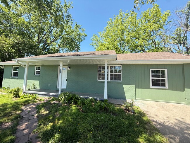 Building Photo - 4 bed 2 Bath Ozark, MO
