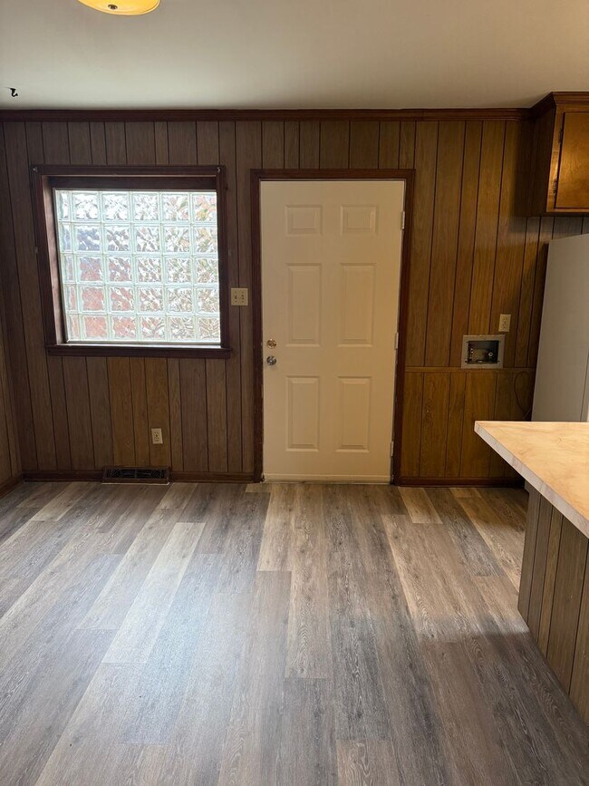 Foto del edificio - 2 Bedroom End Unit with New Flooring, Appliances & Fresh Paint!