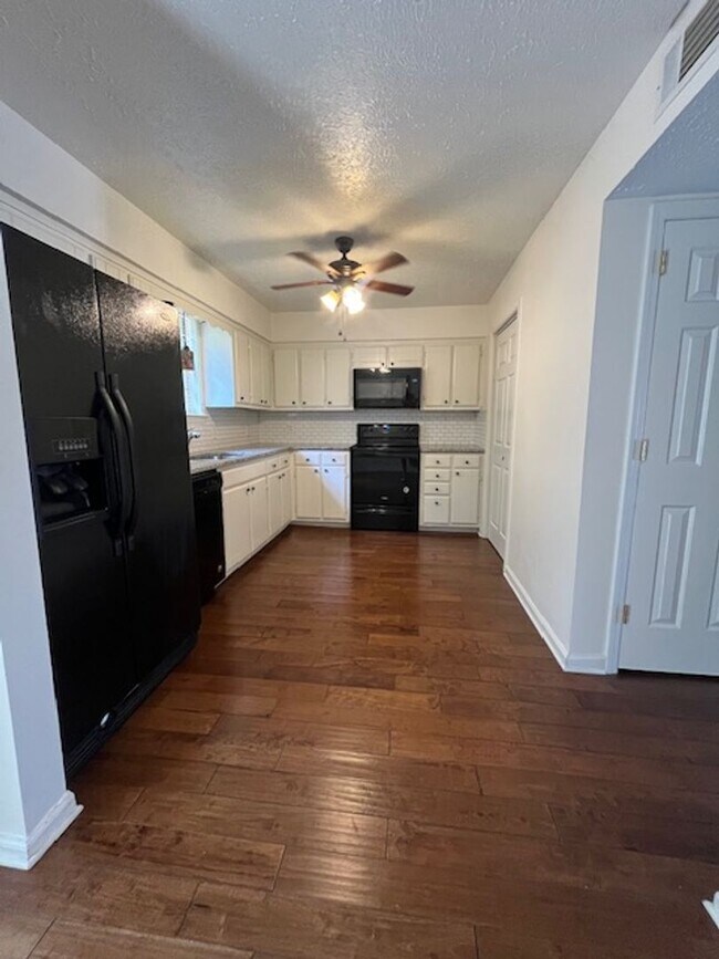 Building Photo - Newly Updated Townhouse Ready for a Tenant!
