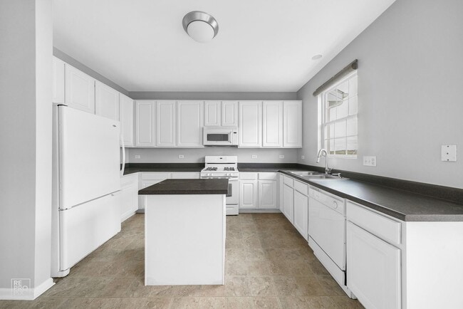Building Photo - Very Nice and Spacious 2 Bedroom / 2.5 Bat...