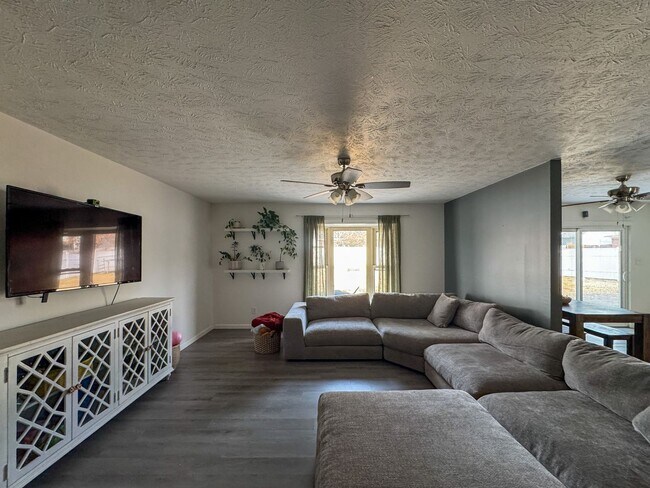 Building Photo - Charming 3 Bed 2 Bath Home with Fenced Yard