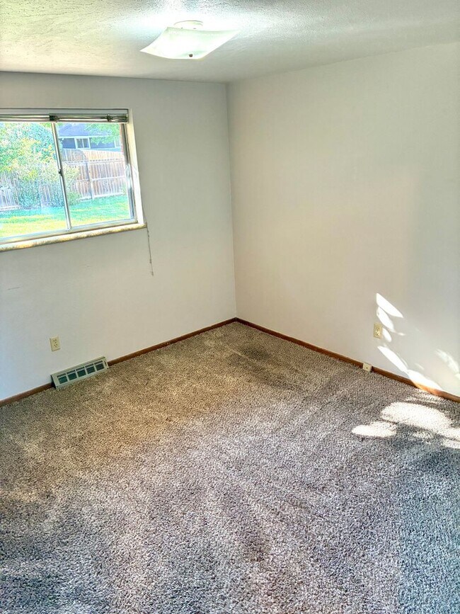 Foto del edificio - 3 Bedroom, 1 Bath Home with 1 car attached...