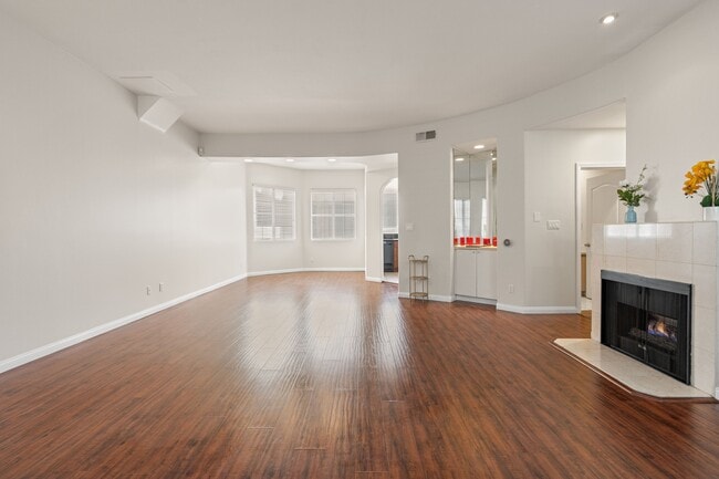 Photo - 408 W Queen St Apartment