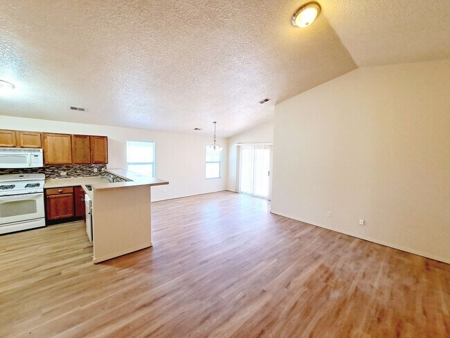 Building Photo - 3 bed 2 bath home in Huning Ranch.